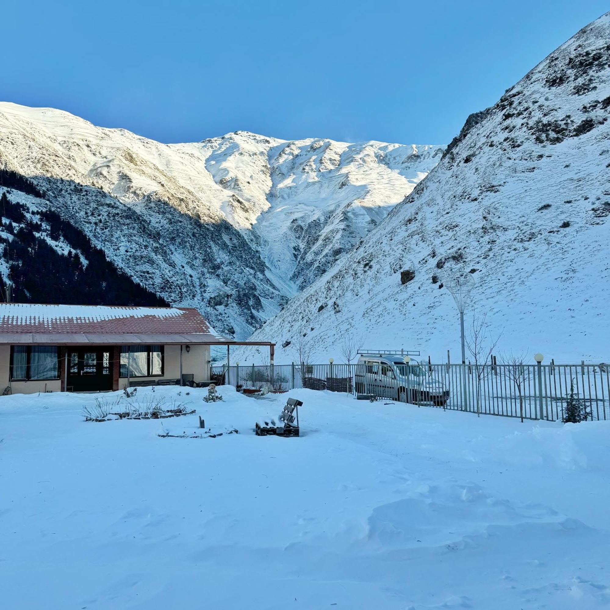 Januka Garden At Sno Villa Kazbegi Eksteriør bilde